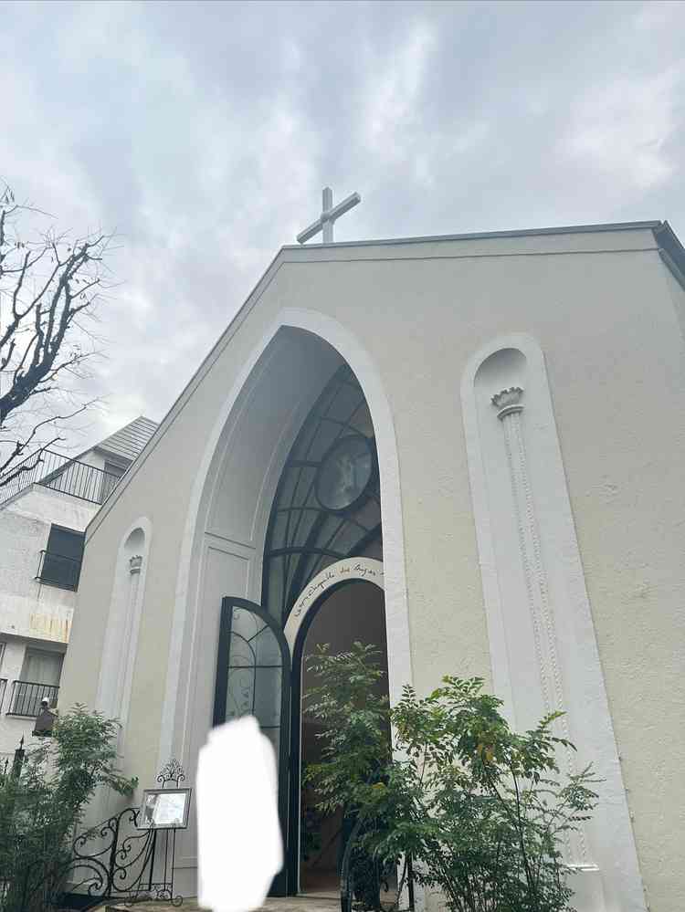 大きな扉が目立っていました。閑静な場所にあり周辺も人通りが少なく落ち着いていました。