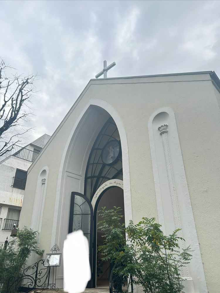 大きな扉が目立っていました。閑静な場所にあり周辺も人通りが少なく落ち着いていました。