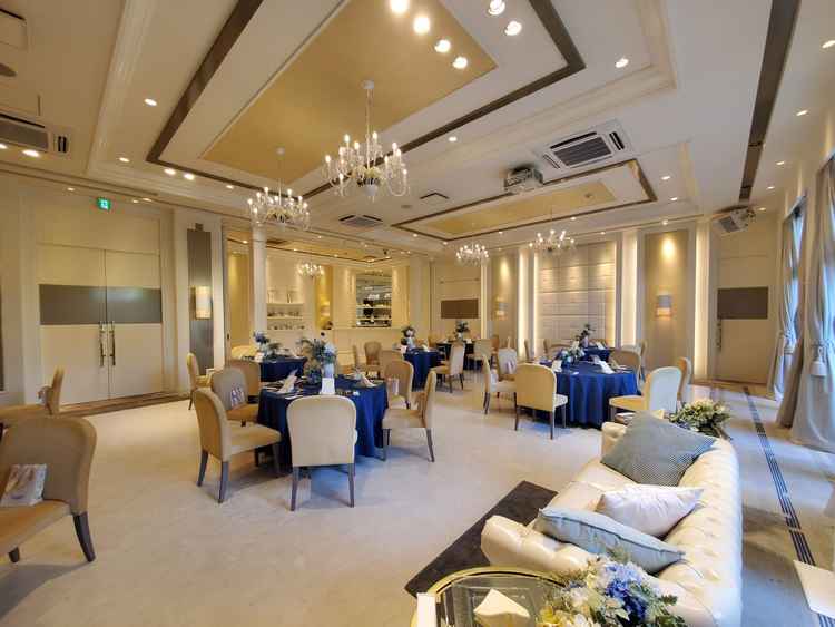 披露宴会場の一つです。白基調のポップな雰囲気です。