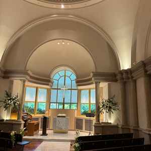 チャペルには小さい窓がついていて外の緑が見えて素敵でした。