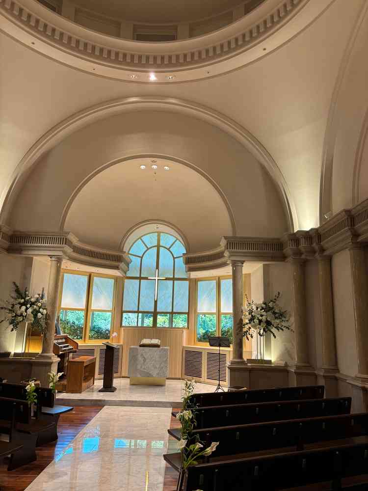 チャペルには小さい窓がついていて外の緑が見えて素敵でした。