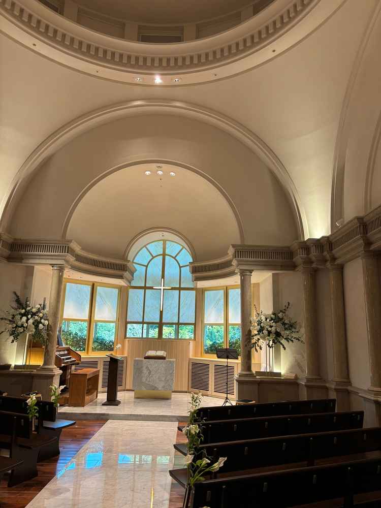 チャペルには小さい窓がついていて外の緑が見えて素敵でした。