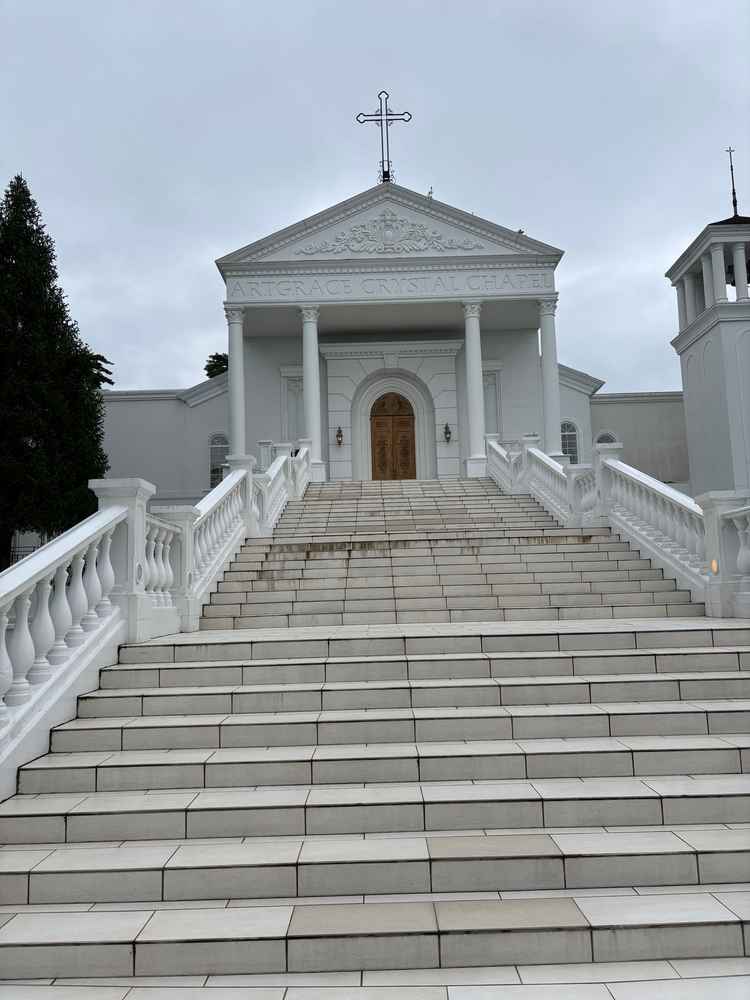 チャペルの外観。階段下から見ると、とても大きく、中がどんなチャペルだろうとワクワクと期待感がもてる。