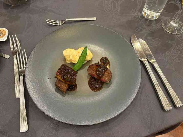 メインのお肉料理の試食。柔らかく美味しかった。