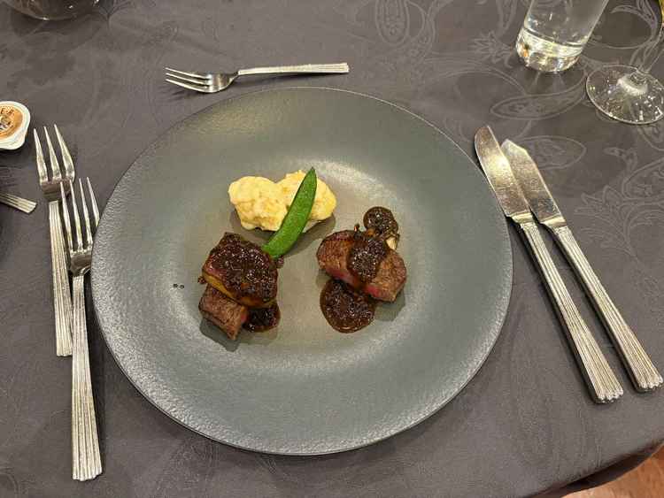 メインのお肉料理の試食。柔らかく美味しかった。