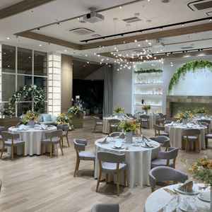 ボタニカルな雰囲気の披露宴会場Lien。広々とした空間でリラックスできる雰囲気。