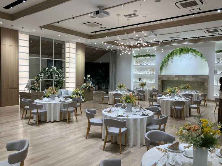 ボタニカルな雰囲気の披露宴会場Lien。広々とした空間でリラックスできる雰囲気。