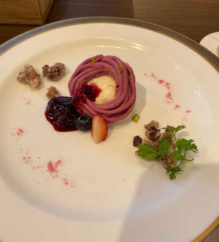 デザートの写真。スミレのムースだったがさっぱりしていて、料理の最後に出てきても重くならず食べれそうな