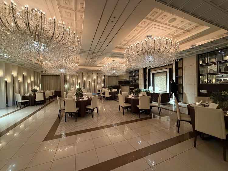 披露宴会場の1つ。シャンデリアが大きく印象に残る。