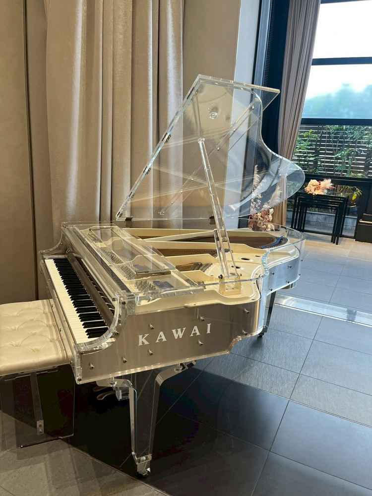 披露宴会場シャインにあるクリアなグランドピアノ