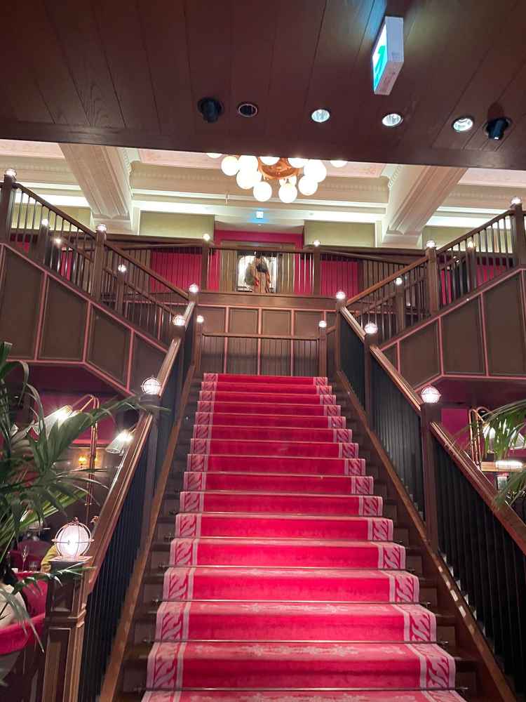 入口の正面階段