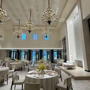 会場内左右から出入り口が広く設けてあり閉塞感がなくお手洗いなど席を立つ際も目立つことがない