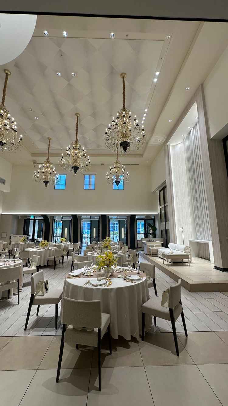 会場内左右から出入り口が広く設けてあり閉塞感がなくお手洗いなど席を立つ際も目立つことがない