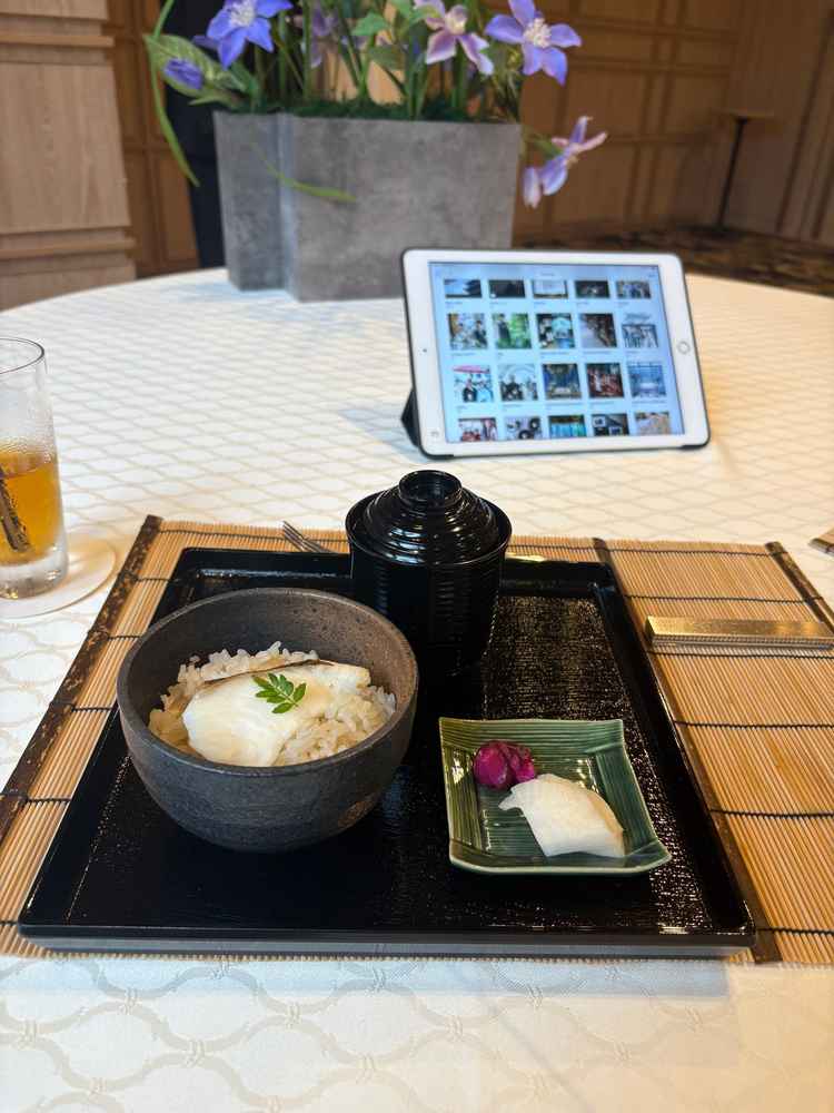 〆の炊き込みご飯。結婚式で和食を食べられる点が珍しく、ゲストにも喜んでいただけそうです。