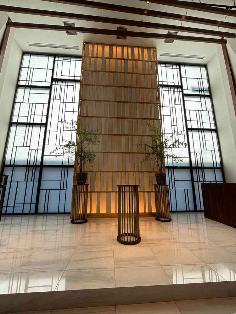 チャペルはウェディングドレスが綺麗に見える設計だそうで天井が高く、明るかったです。