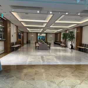 披露宴会場の写真です。オープンキッチンもあり余興がなくても楽しく過ごせそうだと感じました。