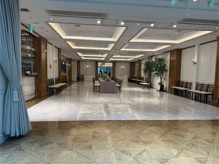 披露宴会場の写真です。オープンキッチンもあり余興がなくても楽しく過ごせそうだと感じました。