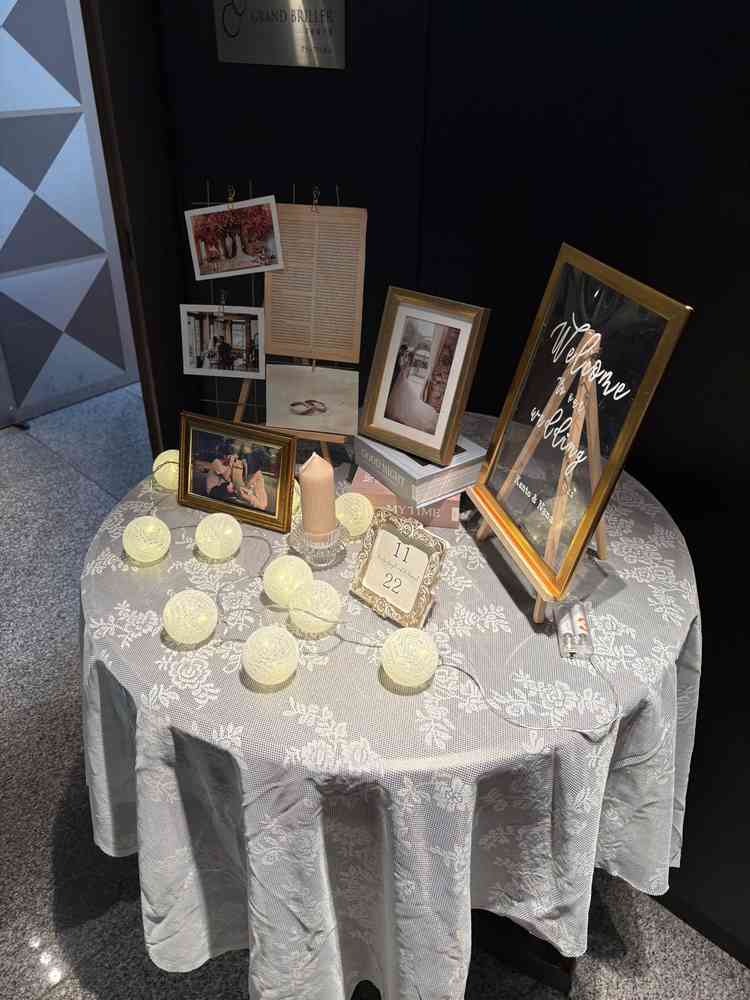 待合場所の飾り付け。自分たちの思い出の写真を貼っておもてなしができたら楽しそうだなと思いました。