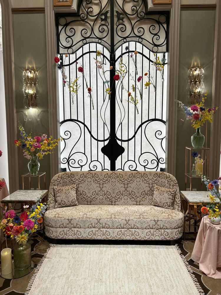 披露宴会場の新郎新婦の席。ソファスタイルで、ドレスが全身見れるのはいいと思った。