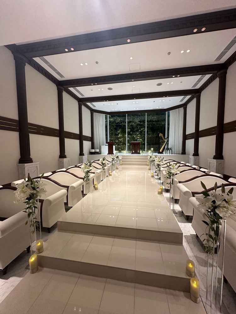 チャペル。バージンロードが一段上がっている構造（全国2つのみ）となっておりドレス・２人の顔が見やすい