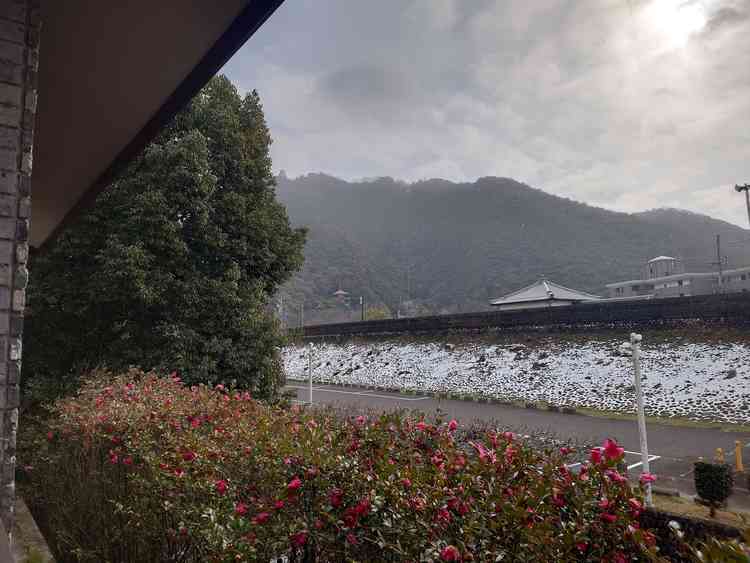 待合室のバルコニーからは自然の景色と岐阜城が見えました。