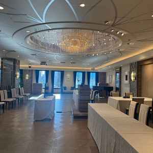 披露宴会場は結婚式用のセットがされていなかったためあまりイメージはできませんでしたが、80名は十分。