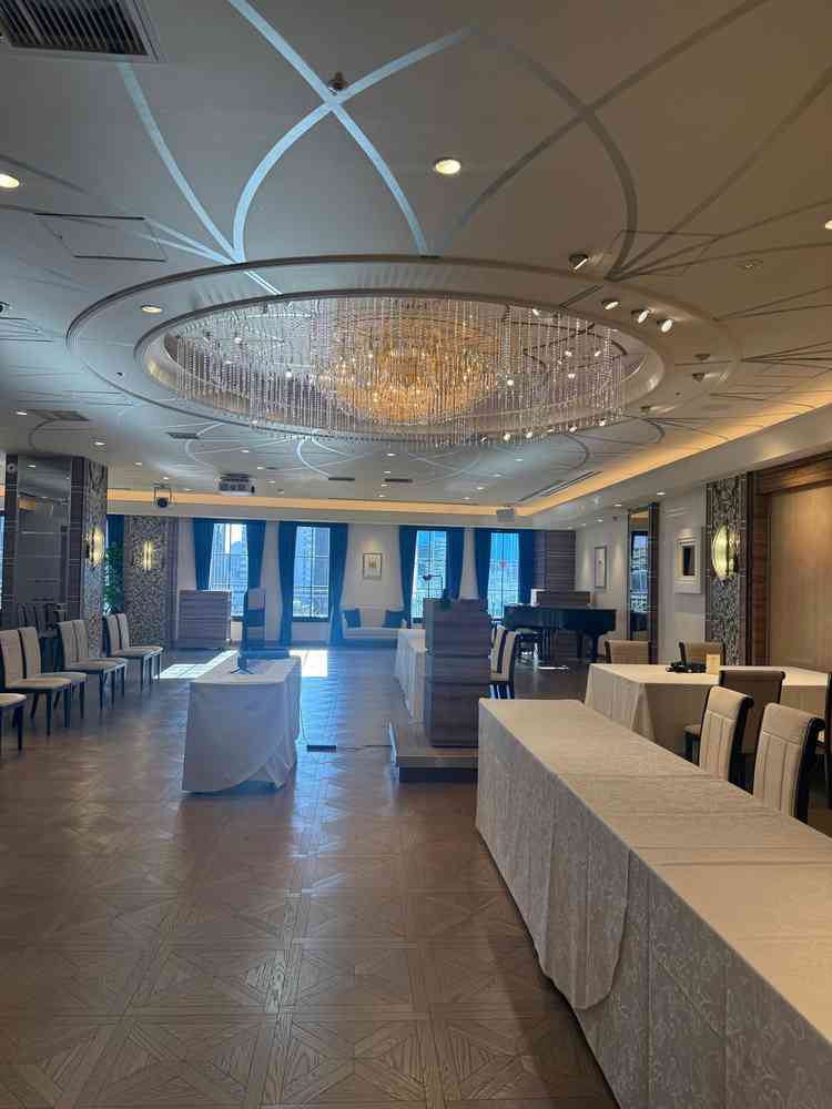 披露宴会場は結婚式用のセットがされていなかったためあまりイメージはできませんでしたが、80名は十分。