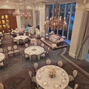 大きな披露宴会場では、演出をまとめたムービーを見せてもらいました。カーテンの先のガーデンも印象的！