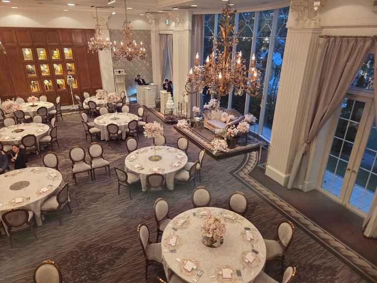 大きな披露宴会場では、演出をまとめたムービーを見せてもらいました。カーテンの先のガーデンも印象的！