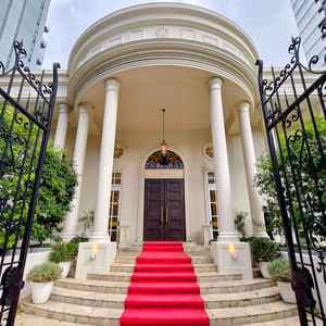 正面玄関から世界観に没入してしまう素敵空間。