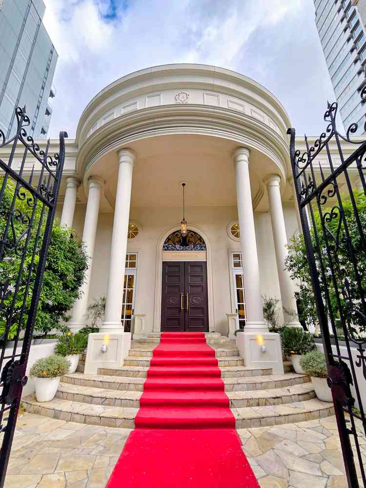 正面玄関から世界観に没入してしまう素敵空間。