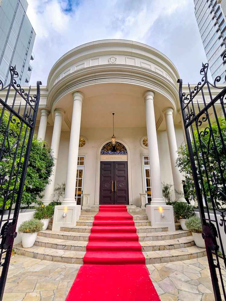 正面玄関から世界観に没入してしまう素敵空間。