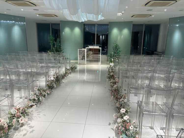 挙式会場です。写真以上に透明の椅子が景色や挙式内の飾りを邪魔することなく写真以上に素敵でした。