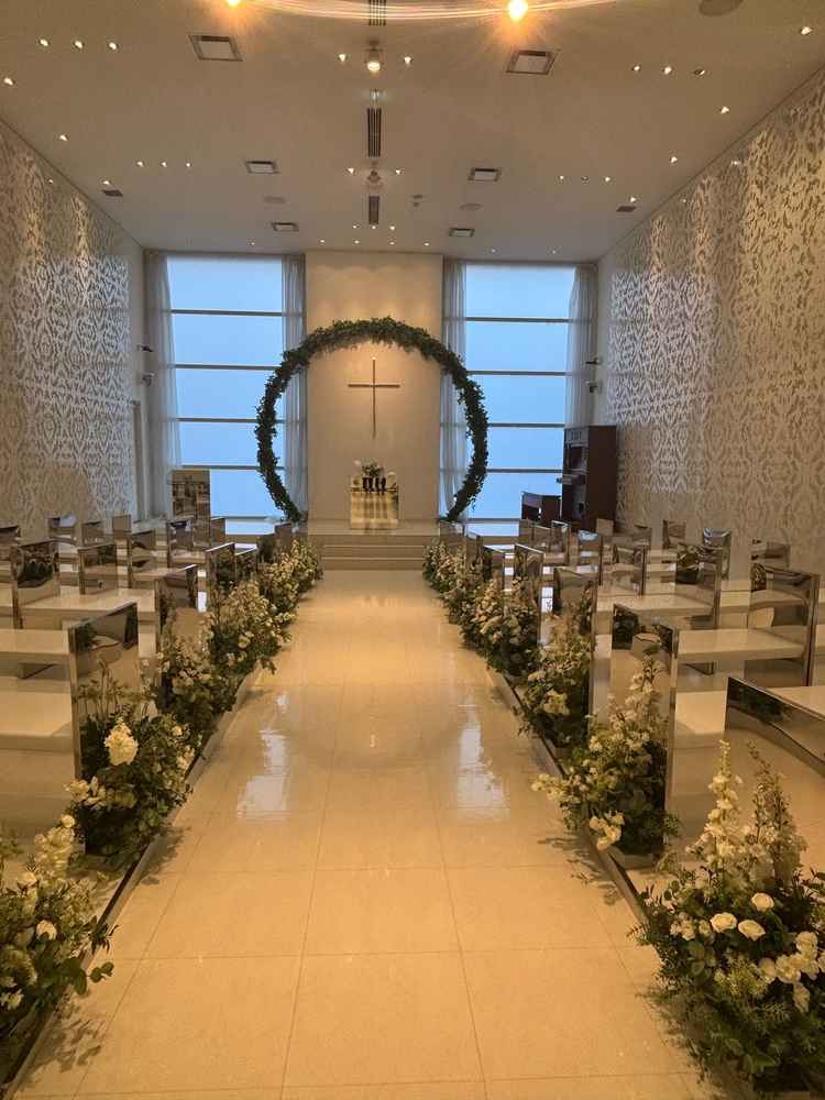 チャペルは自然光が入る仕様になっており、昼と夕方では雰囲気が変わる。写真は夕方で落ち着いた会場に。