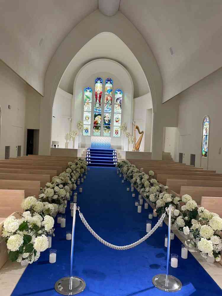 青いカーペットがひかれ、ステンドグラスが綺麗なチャペル。電気の調整もでき、天気に左右されないようです