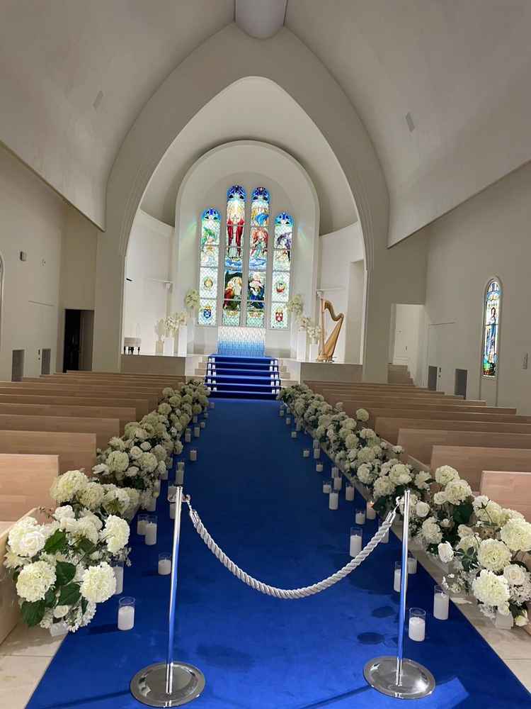 青いカーペットがひかれ、ステンドグラスが綺麗なチャペル。電気の調整もでき、天気に左右されないようです