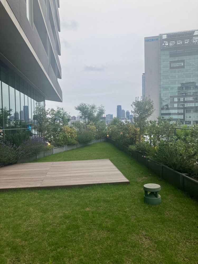 テラスです。写真で見るよりも広く感じました。