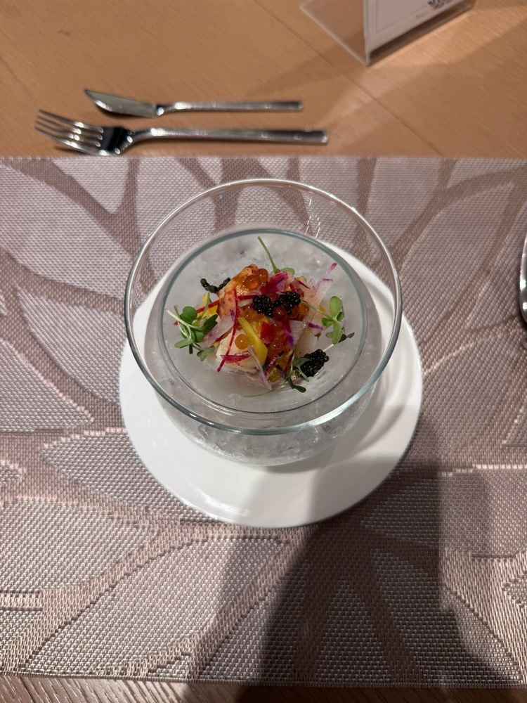 前菜は華やかで、写真も撮りたくなるような料理。