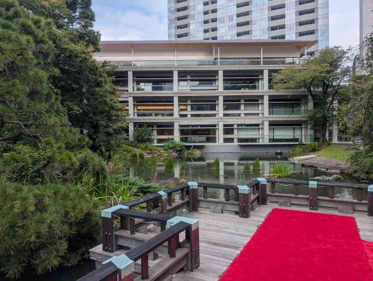 参進の儀がここからスタートする庭園。親族のみ参加、参列は境内で待機とのこと。緑豊かで写真映えする。