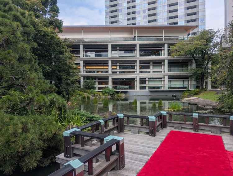 参進の儀がここからスタートする庭園。親族のみ参加、参列は境内で待機とのこと。緑豊かで写真映えする。