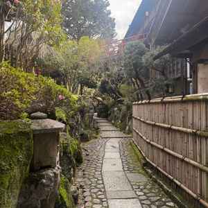 和を感じれる小道、料亭への道