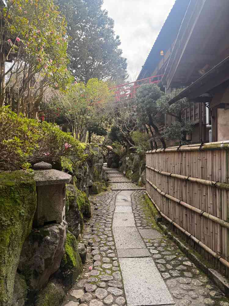 和を感じれる小道、料亭への道