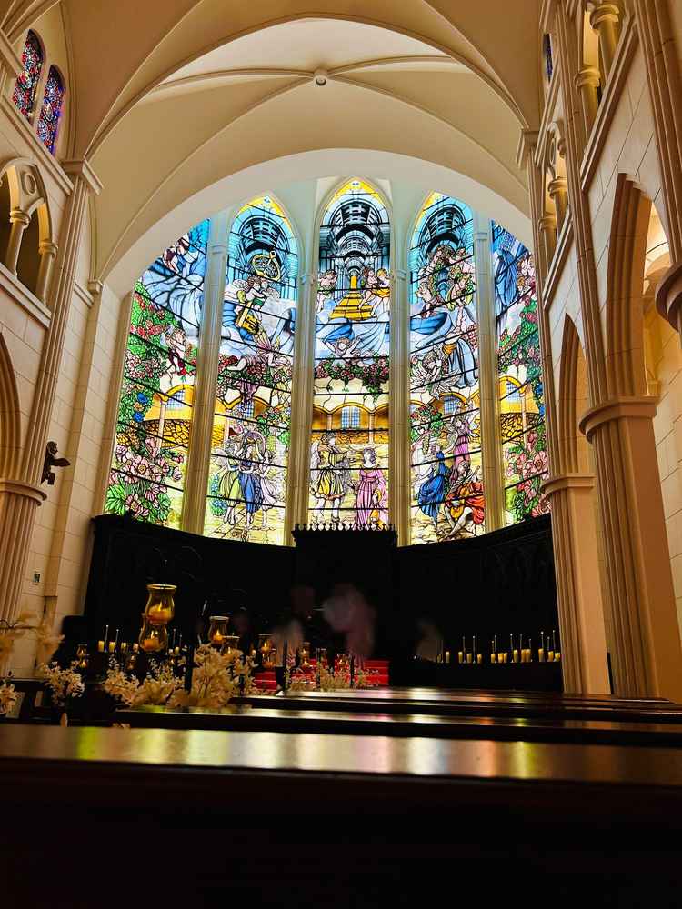 ステンドグラスが印象的なチャペルは、天候に左右されることなくライティング調整ができるそうです。