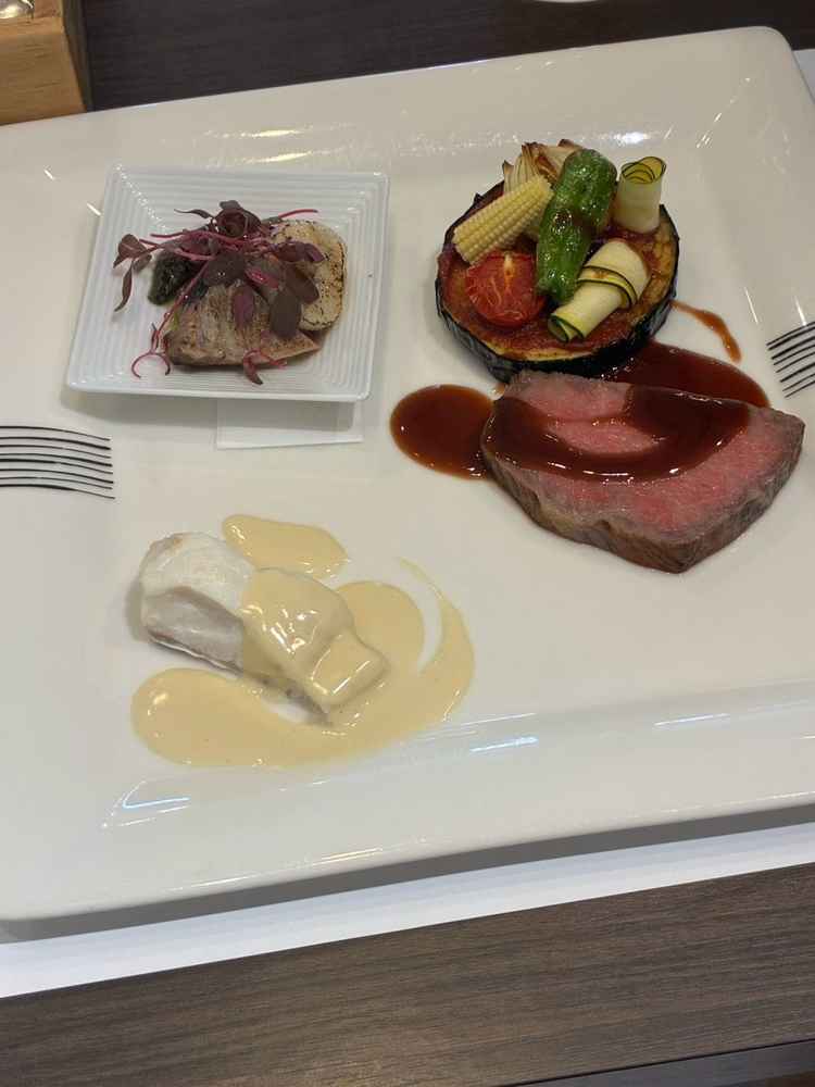お肉と魚、彩り豊かな野菜が美しく盛られた贅沢な一皿で、おもてなしが伝わる最高のお料理でした。