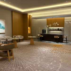 チャペル→受付→披露宴の流れのため、移動や待ち時間も快適。また早めに来た場合は待合室も貸切で利用可能