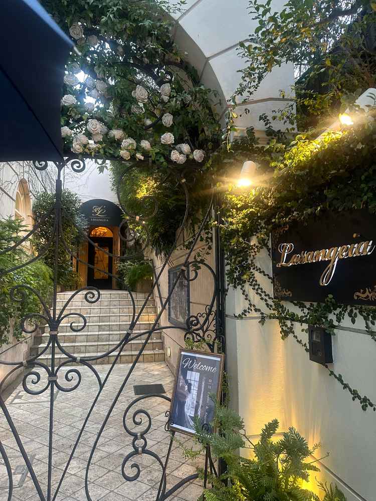 エントランスがすごい綺麗です！見学なのに自分の名前が記載されて細部までのおもてなしはめちゃ素敵です