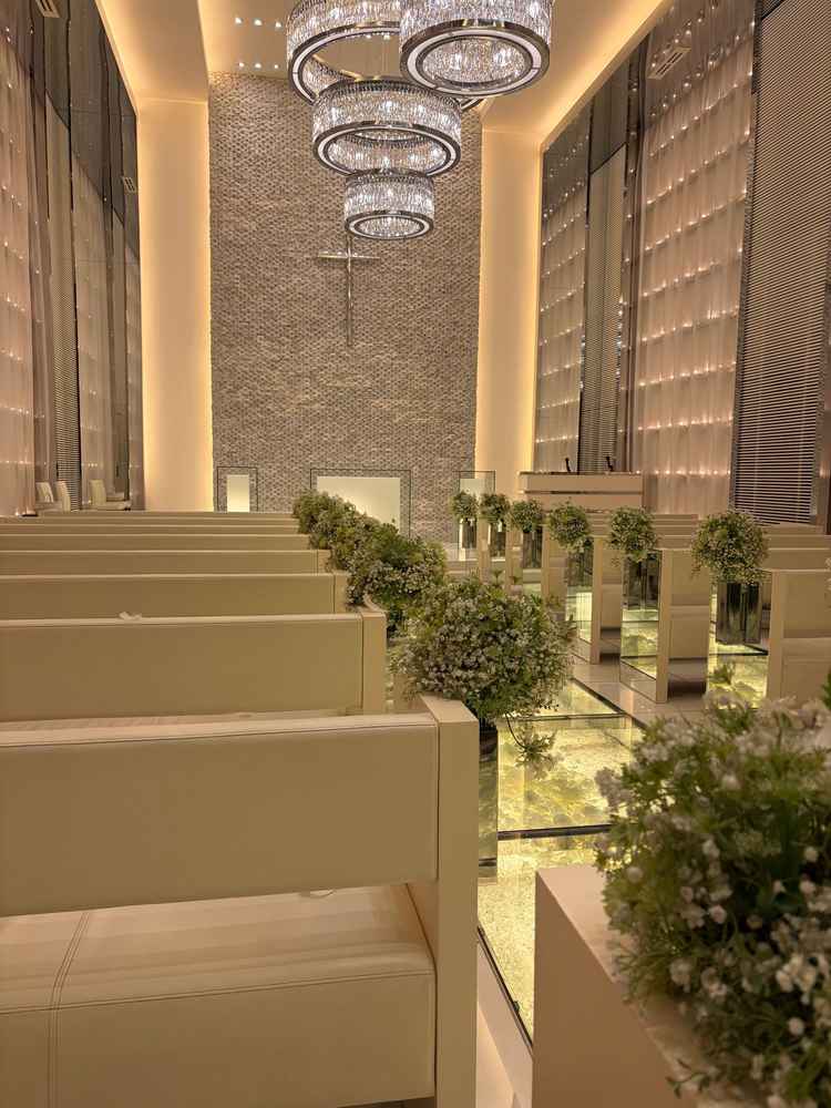 神秘的な雰囲気のチャペル