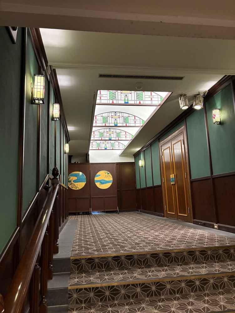 乃木会館の廊下です。天井やランプの装飾がとっても可愛いです。