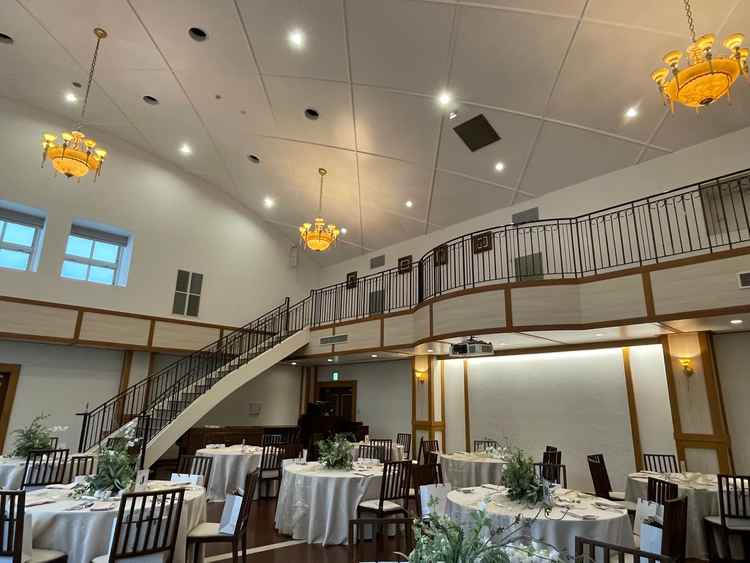 階段のあるナチュラルな会場