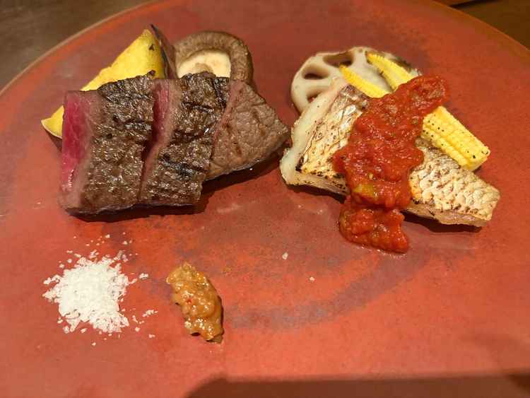 炭火焼きのお肉が本当に美味しくて、目で見て舌で味わって最高でした。